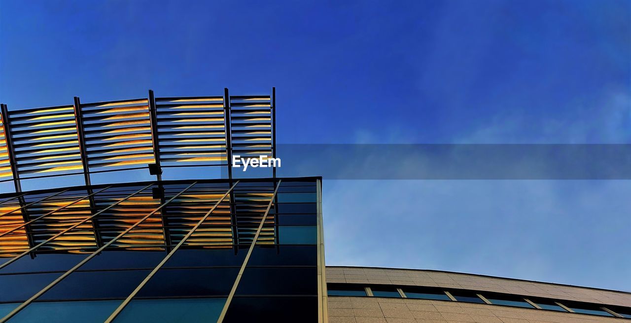 LOW ANGLE VIEW OF SKYSCRAPER AGAINST CLEAR BLUE SKY