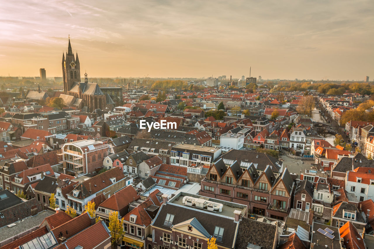 HIGH ANGLE VIEW OF TOWNSCAPE AGAINST SKY