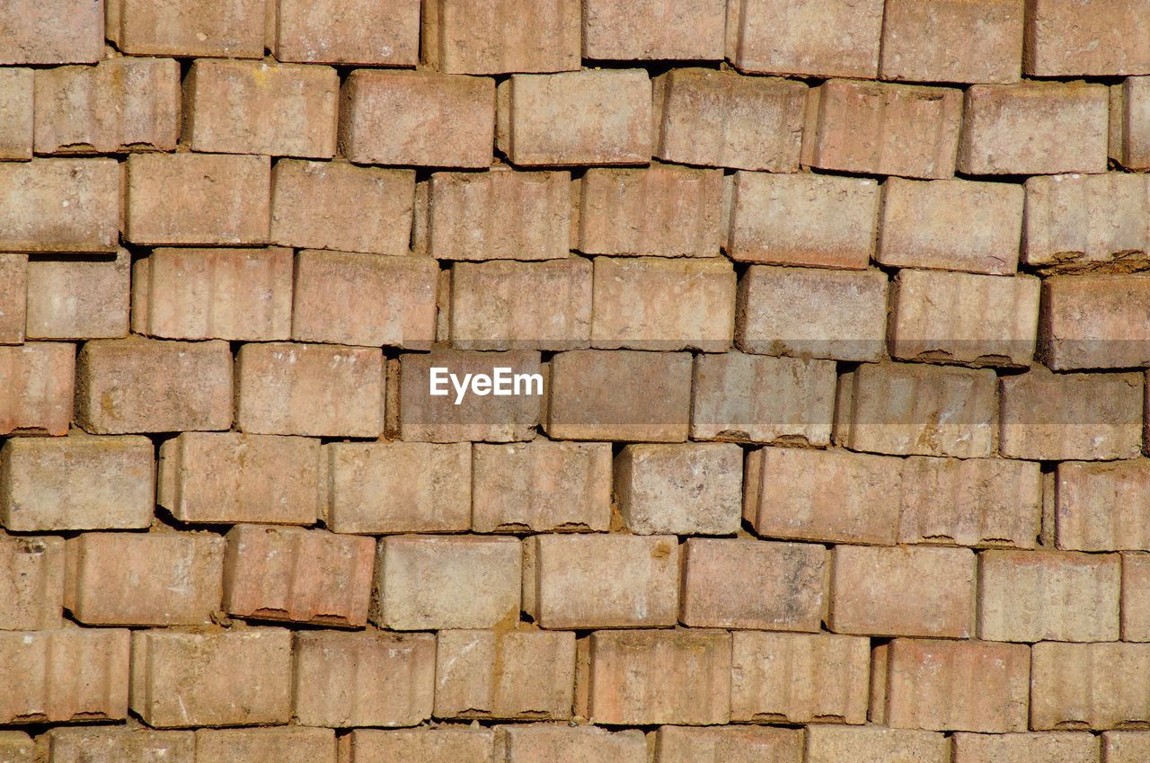 CLOSE-UP OF BRICK WALL