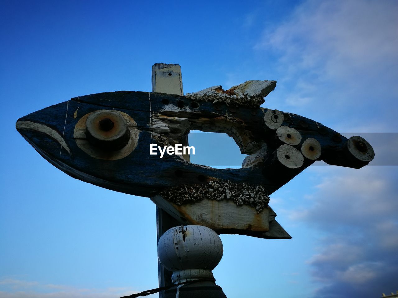 LOW ANGLE VIEW OF SCULPTURE OF BLUE SKY