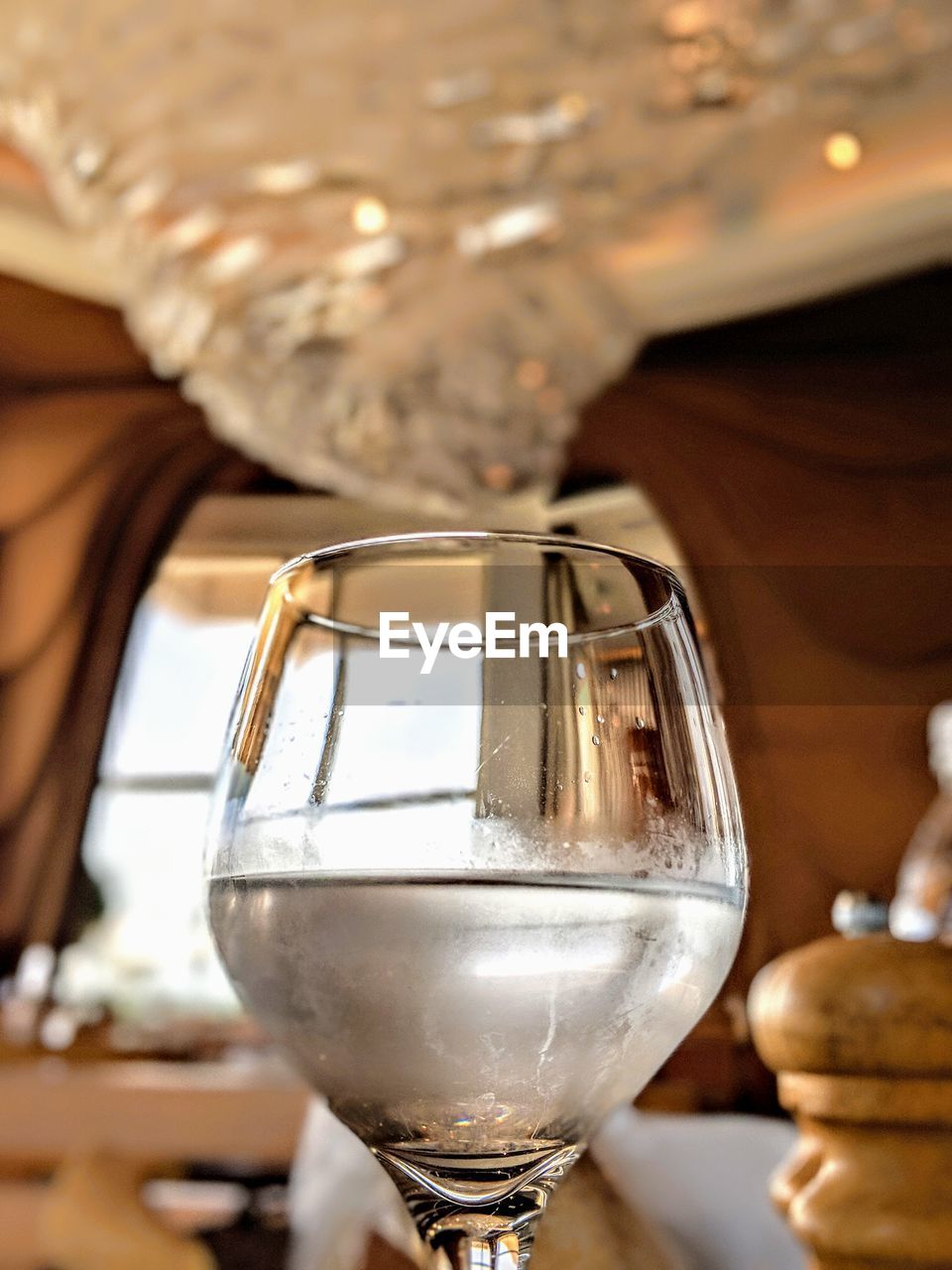 CLOSE-UP OF BEER IN GLASS