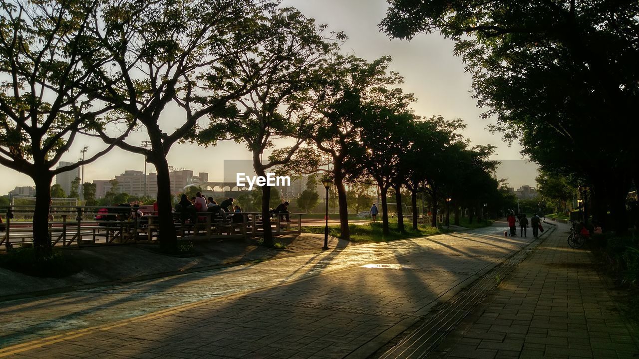 GROUP OF PEOPLE IN PARK