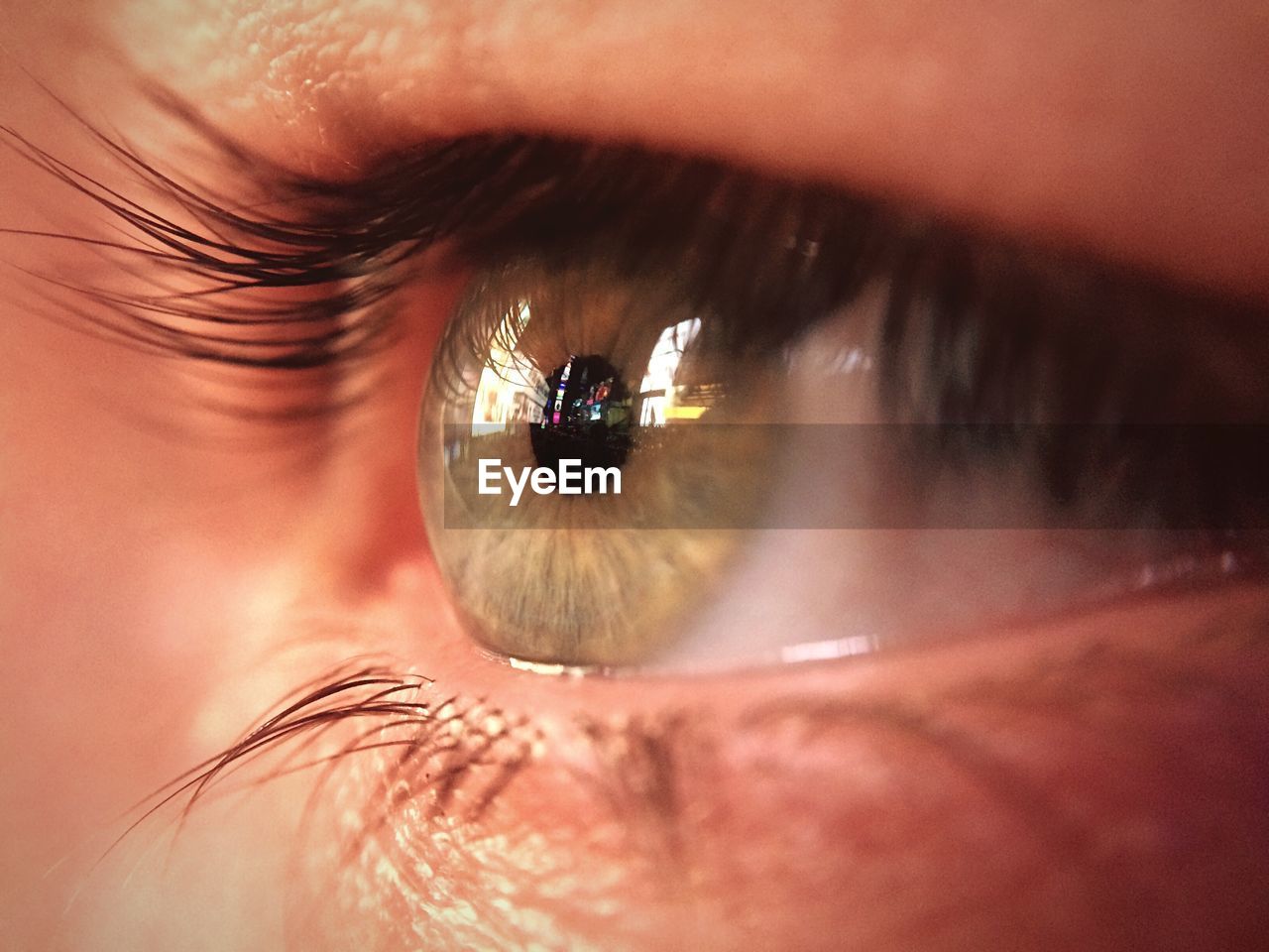 EXTREME CLOSE-UP OF WOMAN EYE WITH REFLECTION