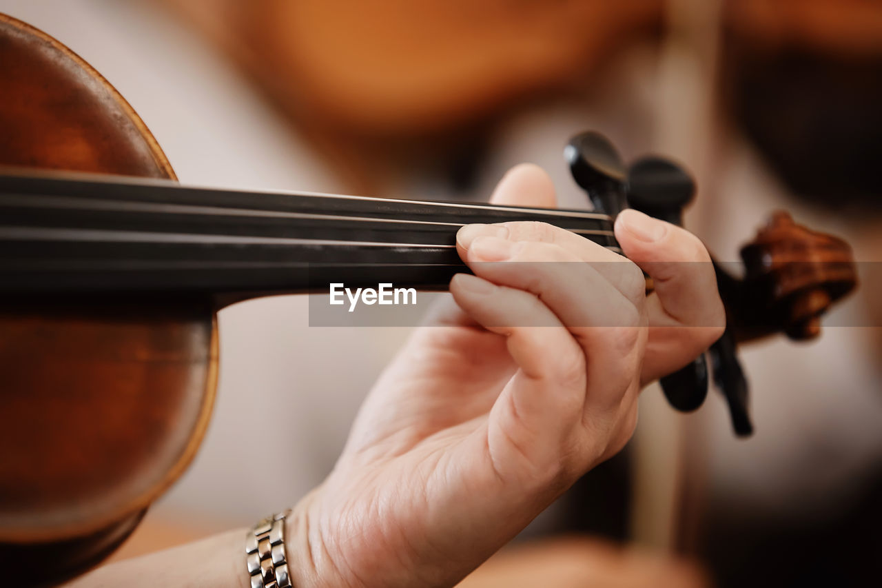 violin, music, musical instrument, bowed string instrument, hand, arts culture and entertainment, string instrument, viola, close-up, one person, cello, musician, violinist, skill, musical equipment, adult, classical music, indoors, performance, holding, fiddle, wood, focus on foreground, women, bow - musical equipment, selective focus, performing arts event, guitar, creativity
