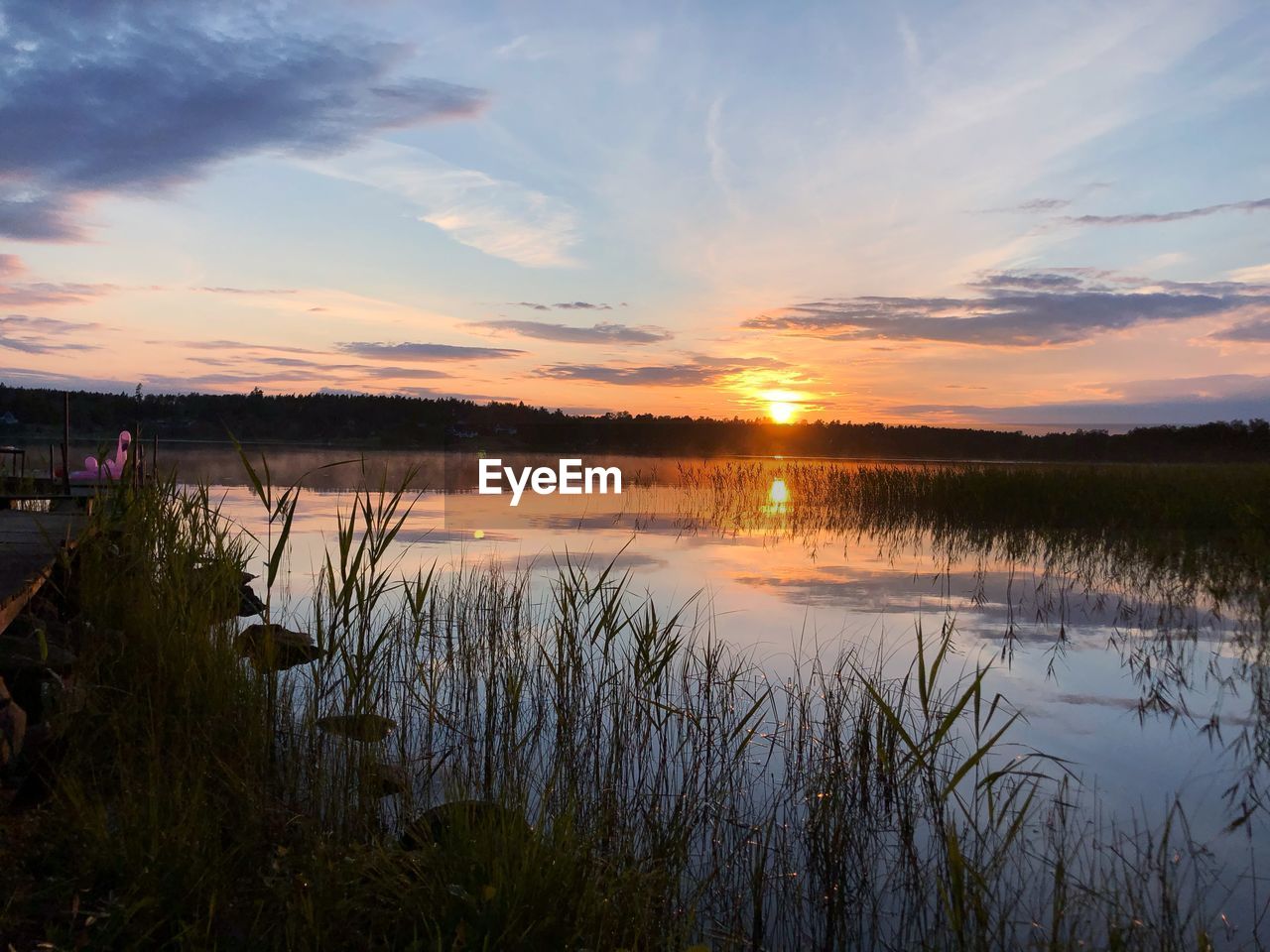 SCENIC VIEW OF LAKE AGAINST SUNSET SKY