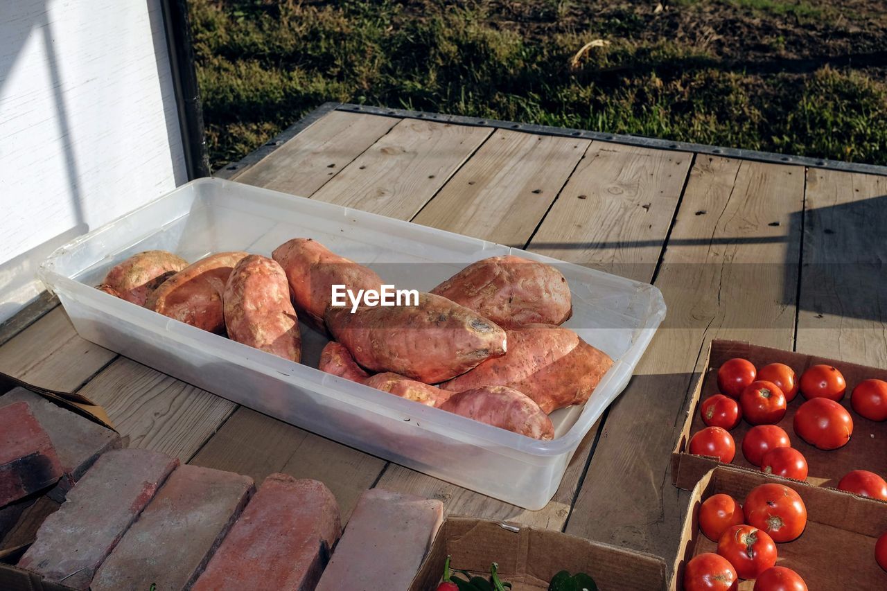 HIGH ANGLE VIEW OF BREAKFAST ON TABLE AT HOME