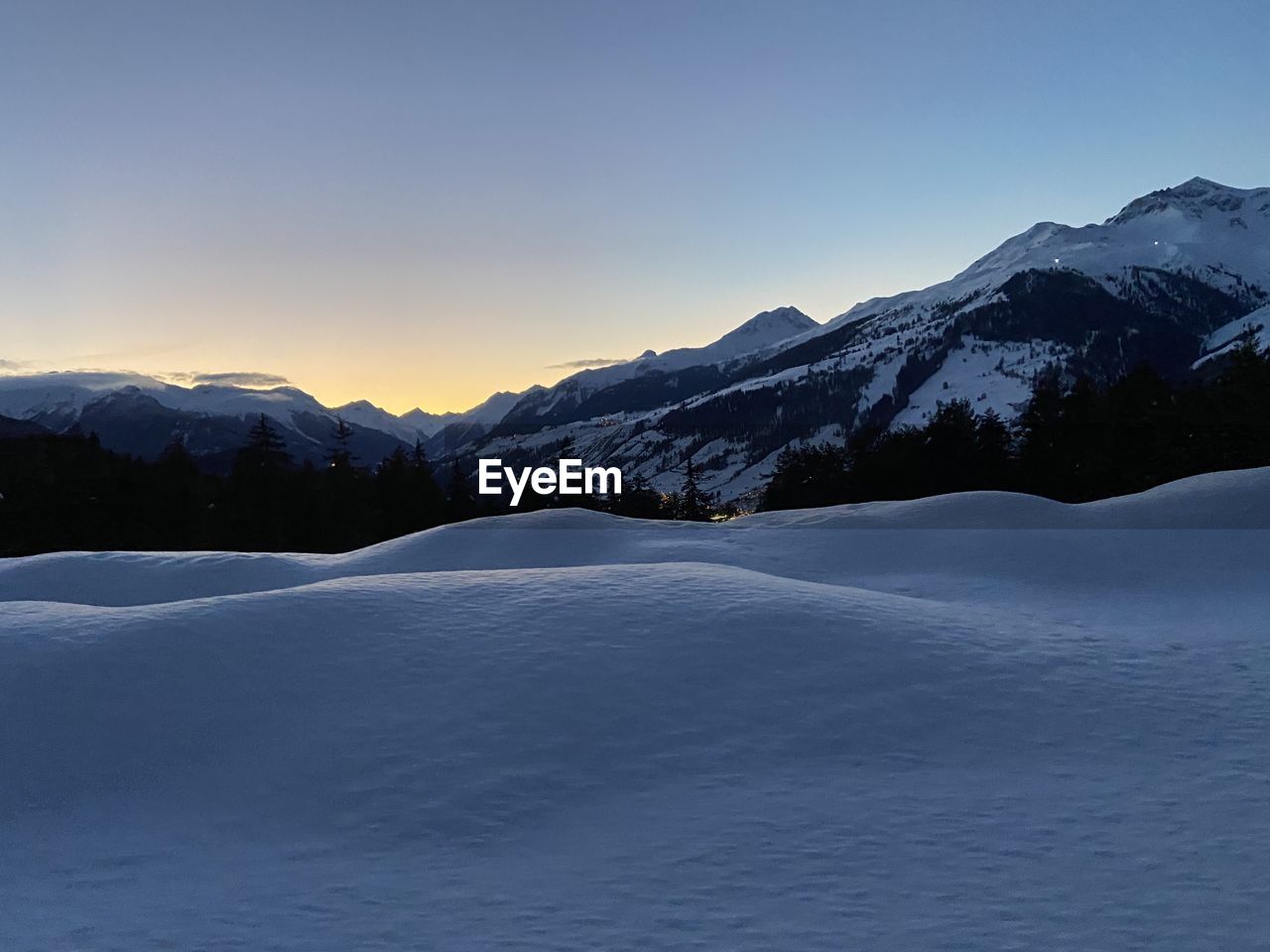 SCENIC VIEW OF SNOW COVERED MOUNTAINS AGAINST SKY DURING WINTER