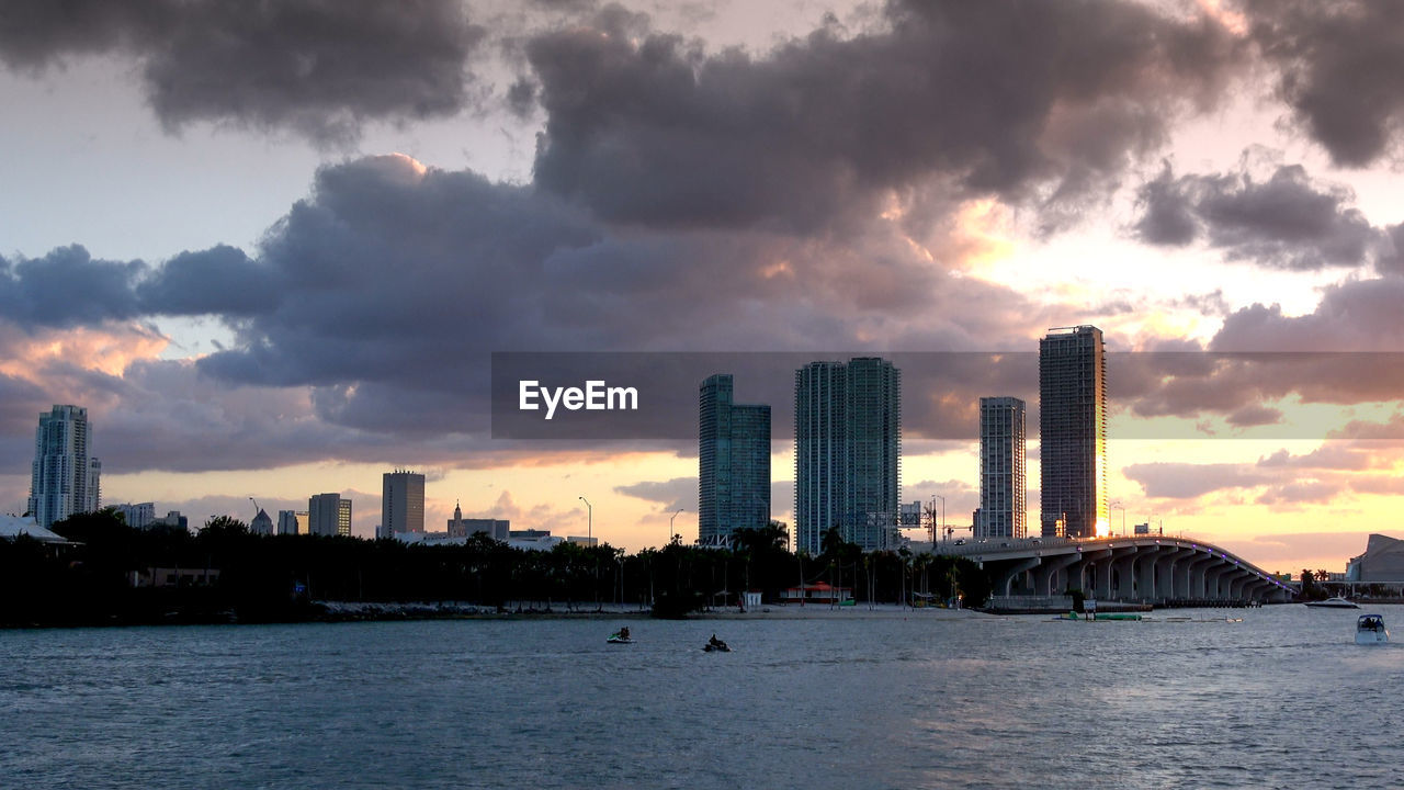 SCENIC VIEW OF SEA BY BUILDINGS AGAINST SKY