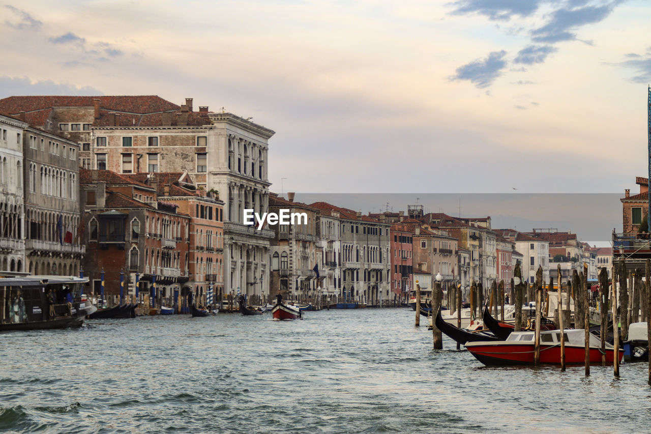 VIEW OF BOATS IN SEA AGAINST BUILDINGS