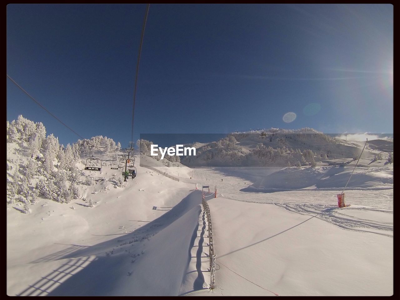 SCENIC VIEW OF SNOW COVERED MOUNTAINS AGAINST SKY