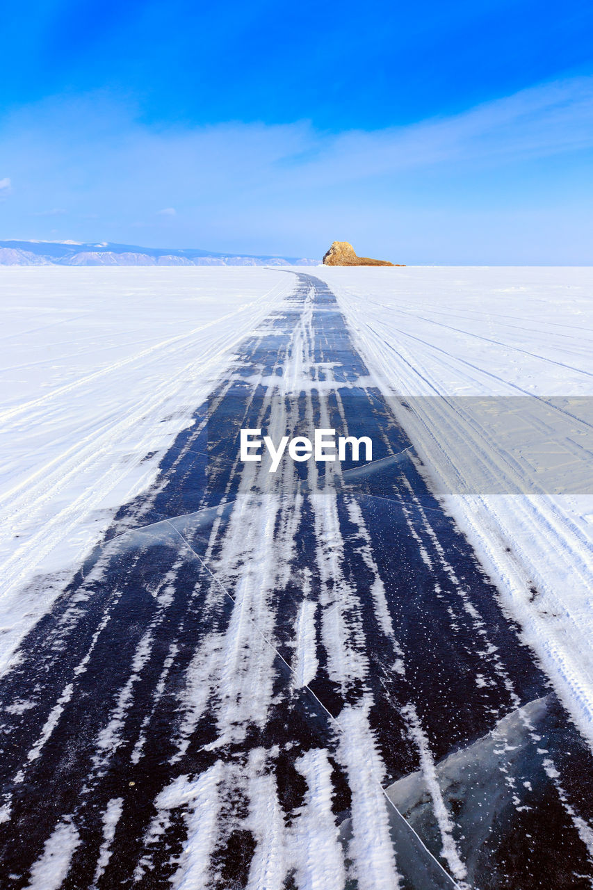 SCENIC VIEW OF SNOWCAPPED LANDSCAPE AGAINST BLUE SKY