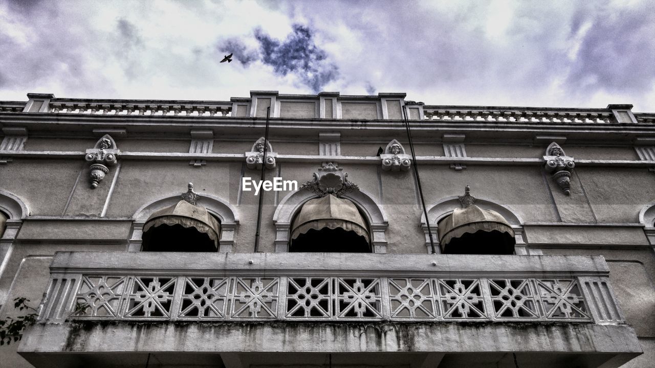 LOW ANGLE VIEW OF HISTORICAL BUILDING