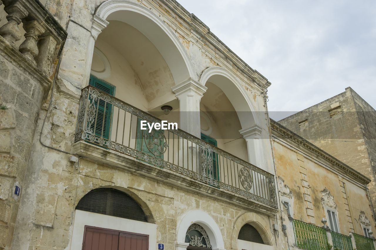 LOW ANGLE VIEW OF OLD BUILDING