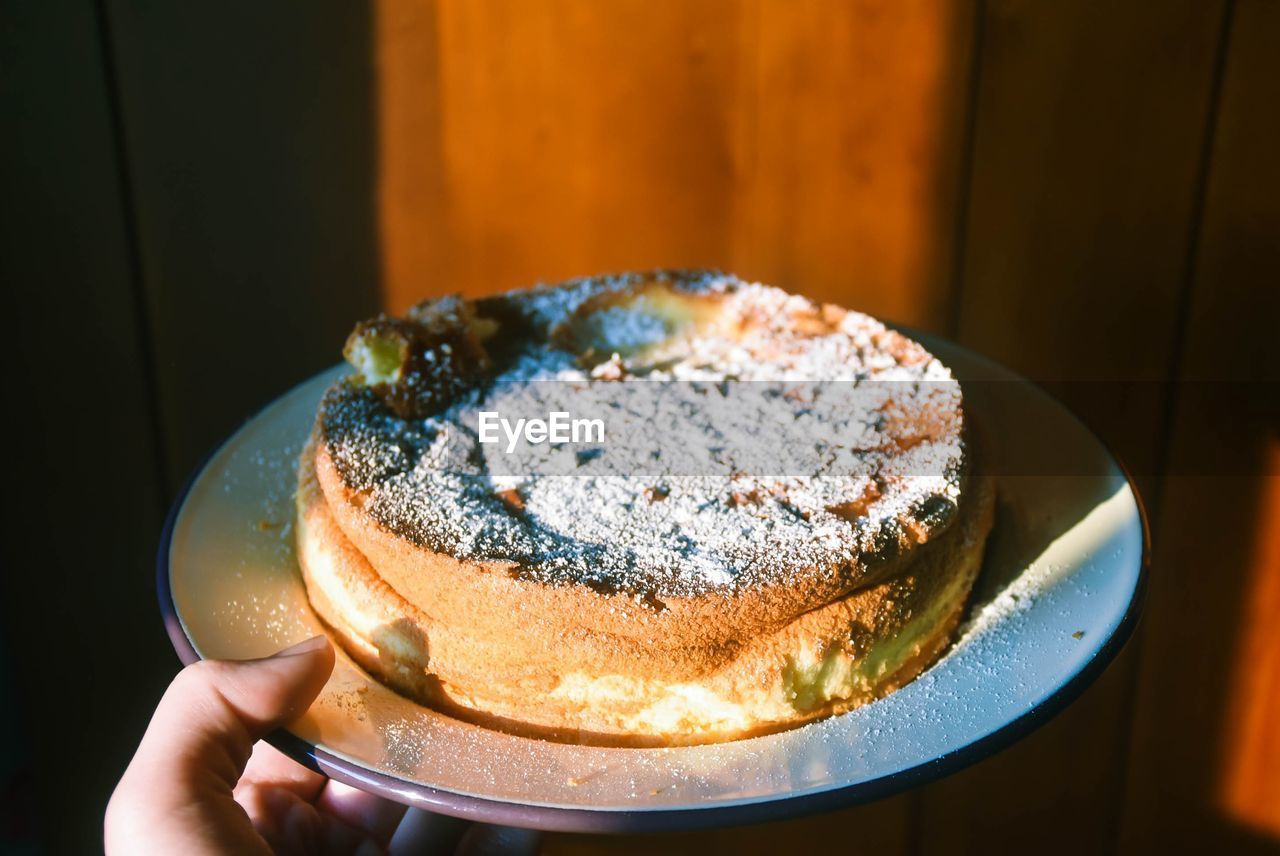 Afternoon sunshine with an atmosphere of powdered sugar cake