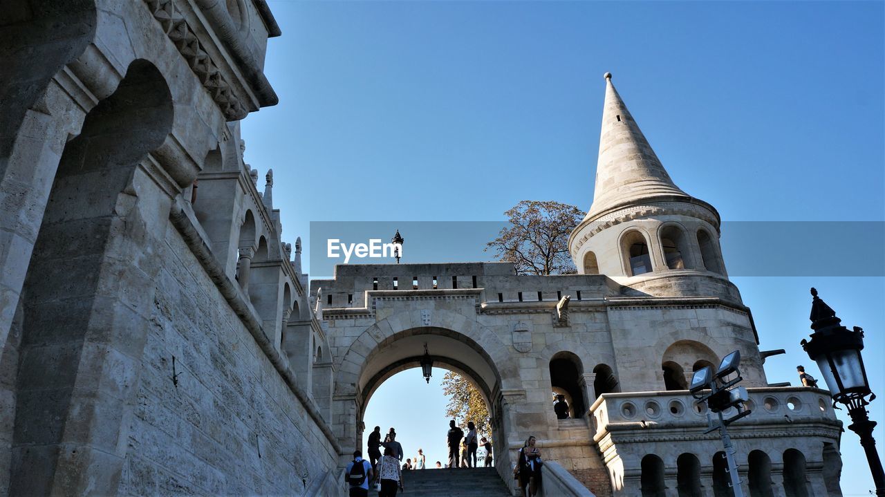 LOW ANGLE VIEW OF HISTORICAL BUILDING AGAINST CLEAR SKY