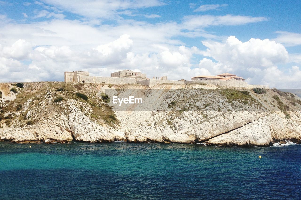 PANORAMIC VIEW OF BEACH AGAINST SKY