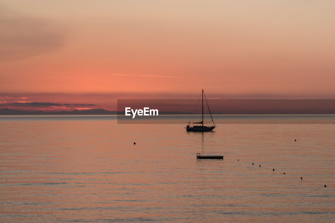 SCENIC VIEW OF SEA AGAINST SUNSET SKY