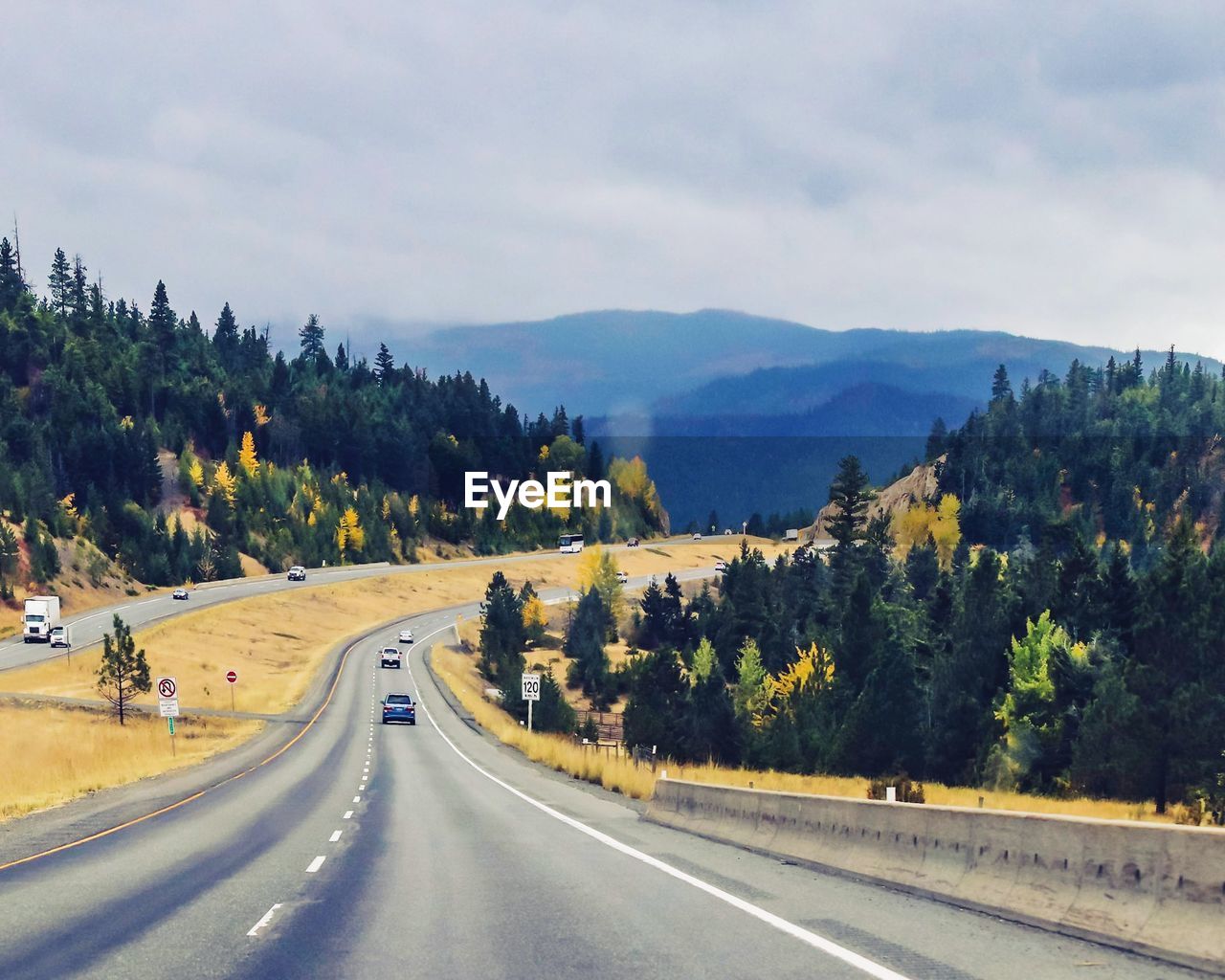 ROAD BY MOUNTAIN AGAINST SKY