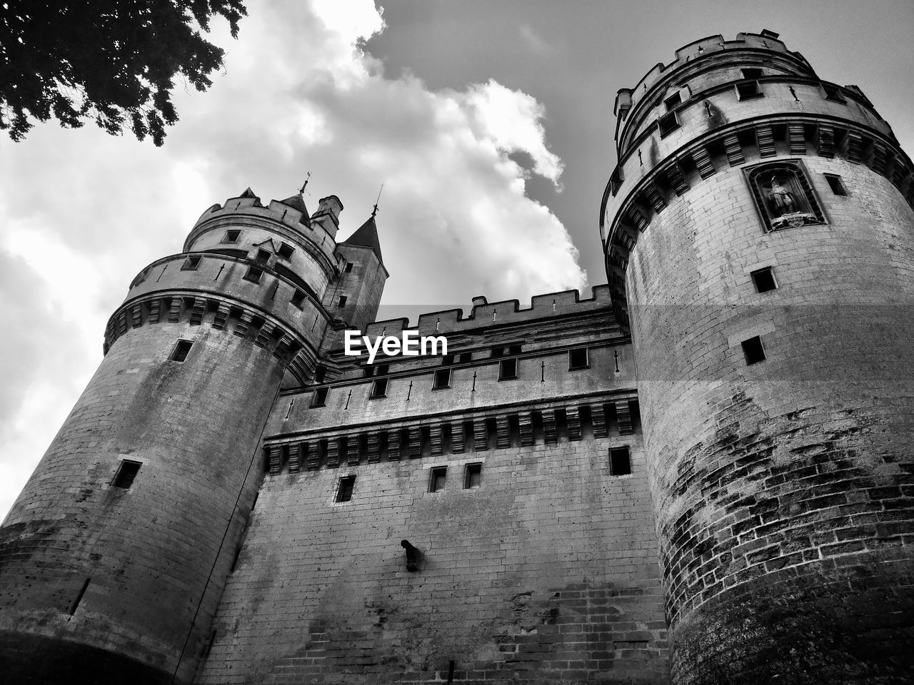 architecture, building exterior, built structure, black and white, history, the past, sky, castle, low angle view, black, monochrome, monochrome photography, building, travel destinations, white, tower, cloud, nature, fort, travel, no people, old, outdoors, tourism, day, medieval, city, château, ancient, fortified wall