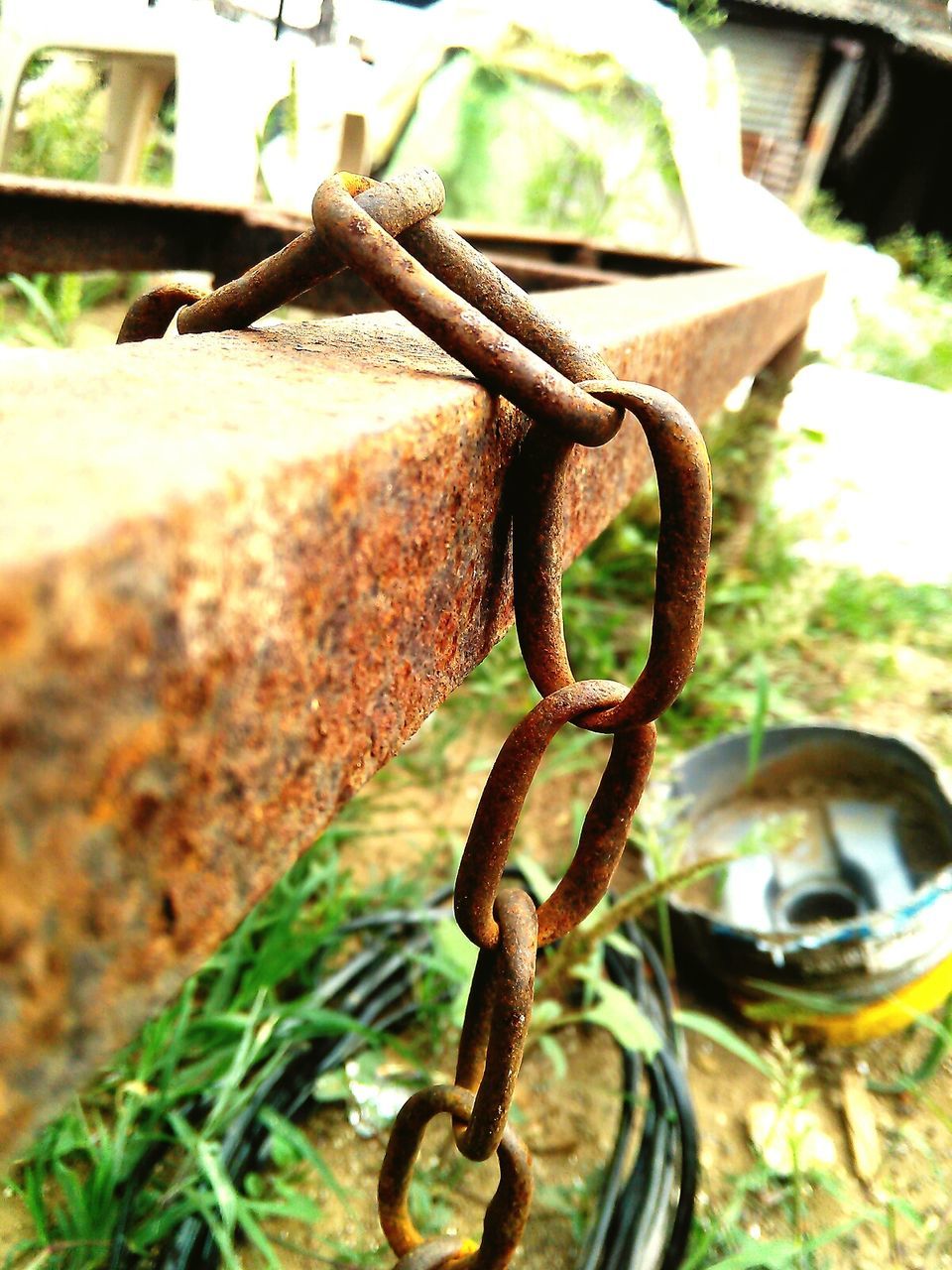 CLOSE-UP OF RUSTY METALLIC STRUCTURE