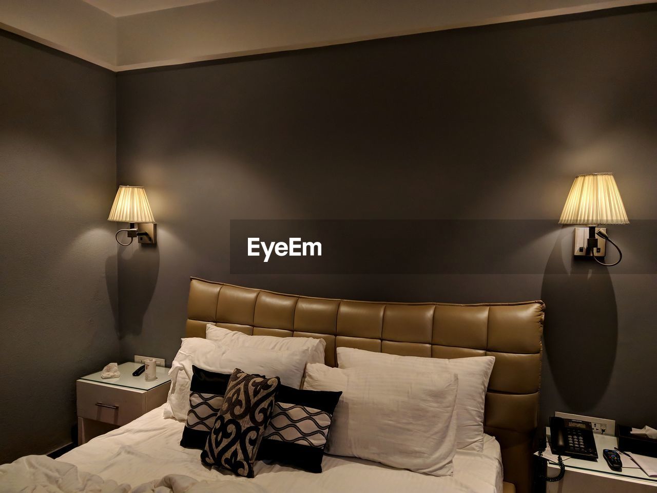 ILLUMINATED ELECTRIC LAMP ON BED