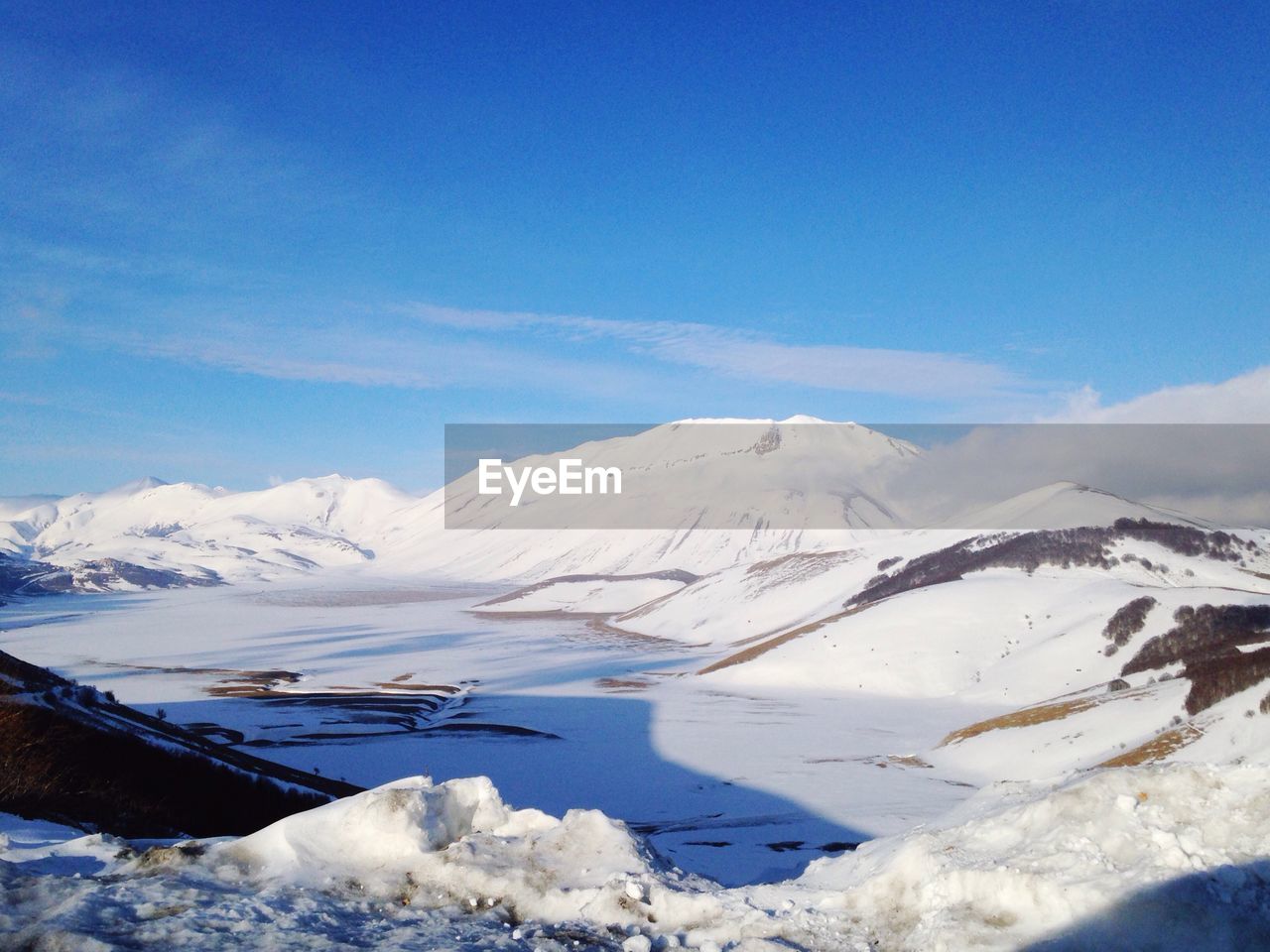 SCENIC VIEW OF SNOW COVERED LANDSCAPE AGAINST BLUE SKY