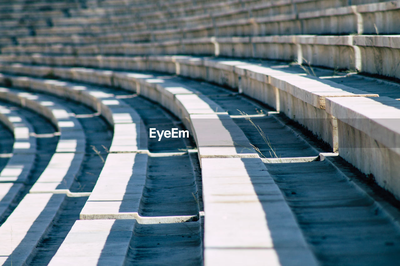 CLOSE-UP OF EMPTY SWIMMING POOL