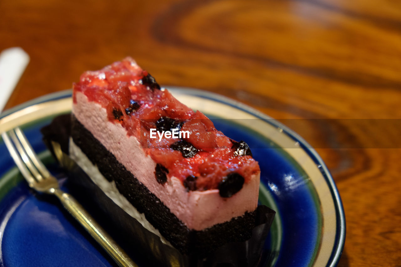 CLOSE-UP OF ICE CREAM IN PLATE