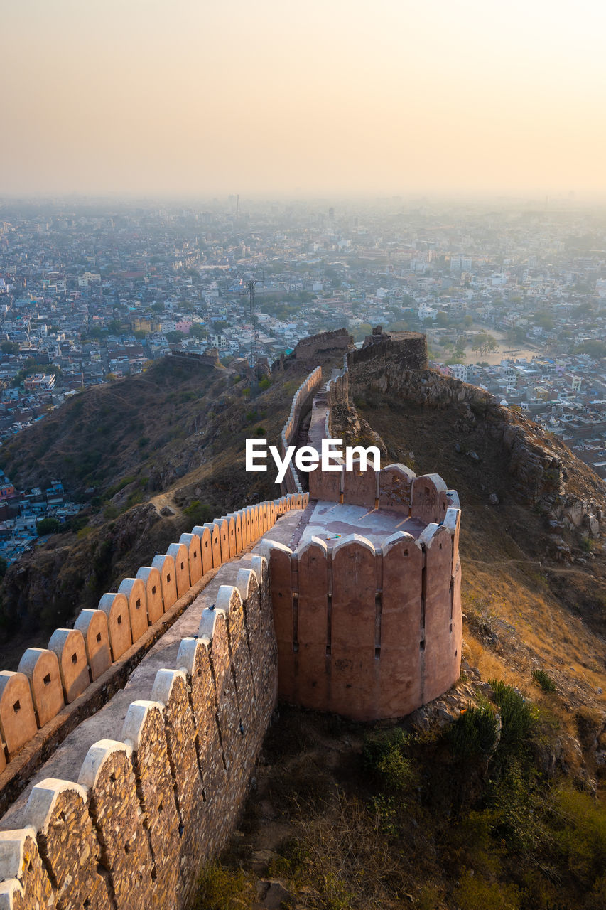 HIGH ANGLE VIEW OF BUILDING AGAINST SKY