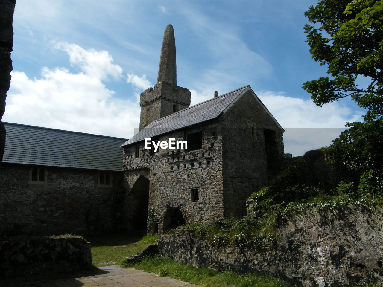 LOW ANGLE VIEW OF CASTLE AGAINST SKY