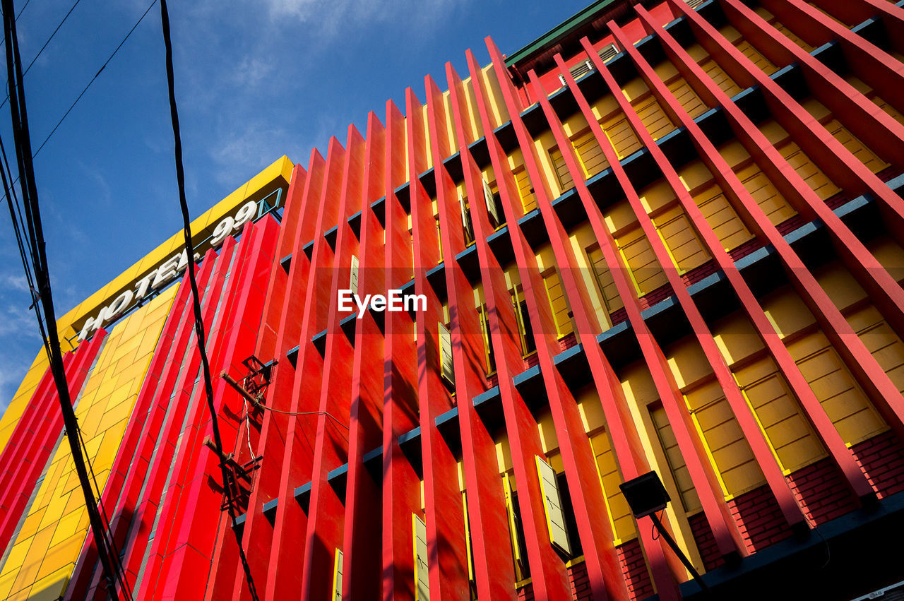 LOW ANGLE VIEW OF BUILT STRUCTURE AGAINST SKY