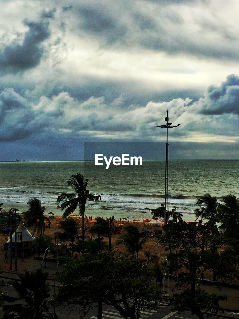 SCENIC VIEW OF SEA AGAINST SKY AT DUSK