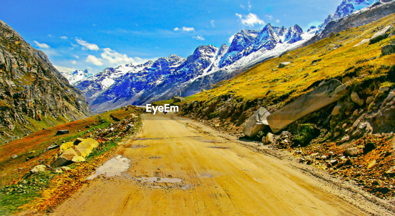 ROAD LEADING TOWARDS MOUNTAIN AGAINST SKY