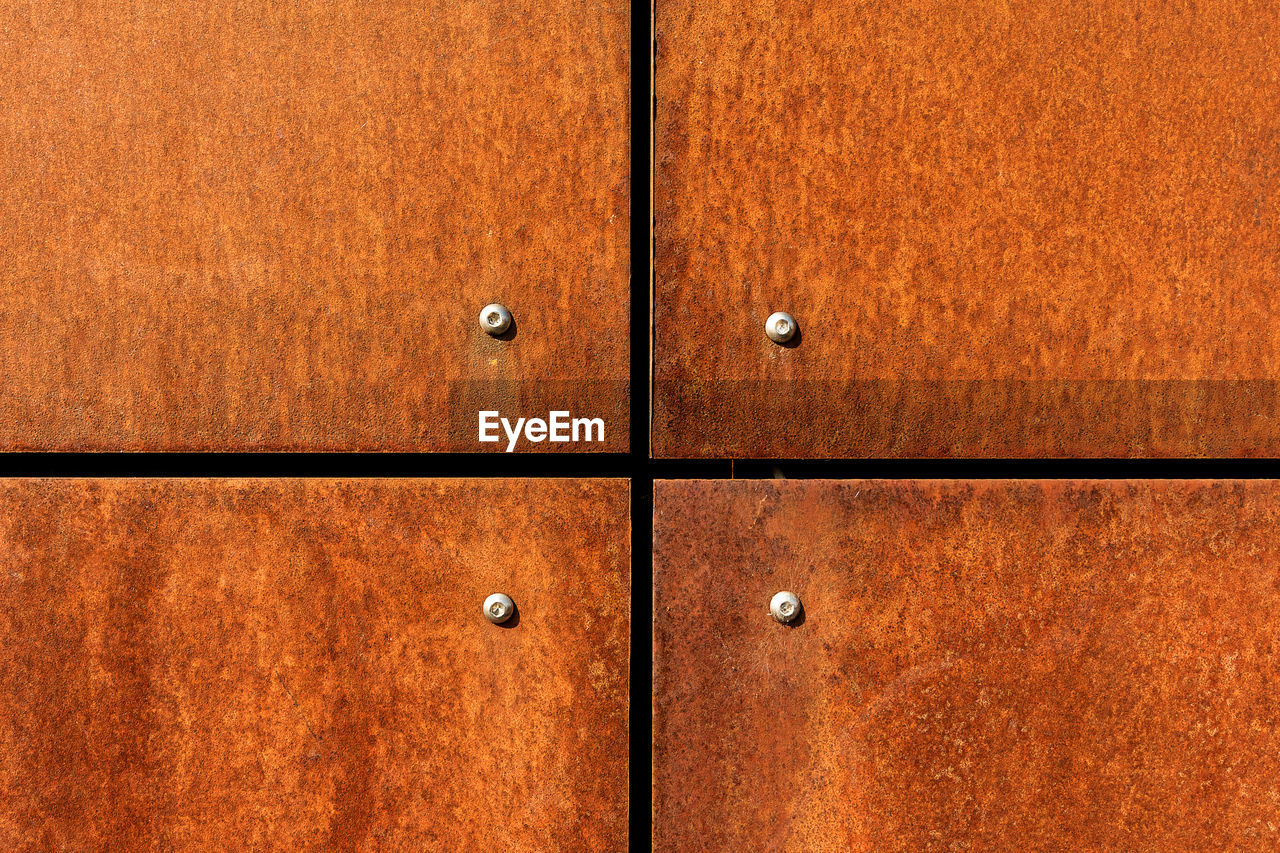 FULL FRAME SHOT OF CLOSED WOODEN DOOR