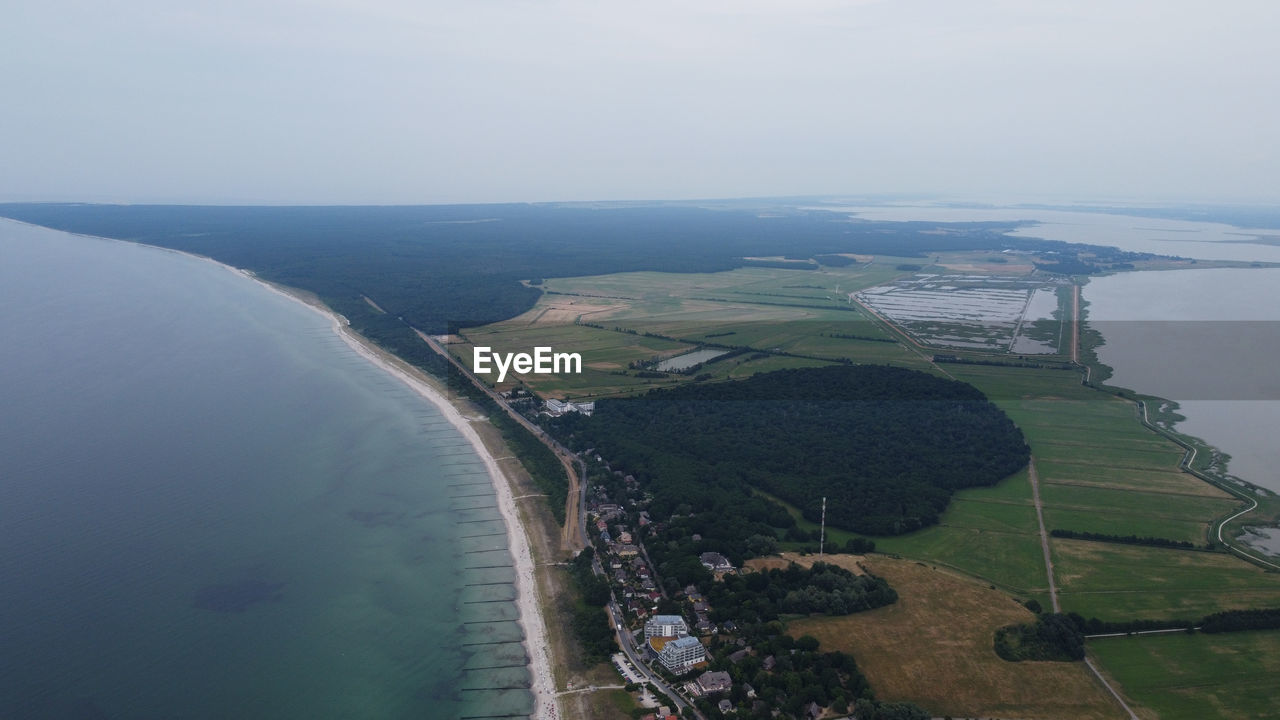 HIGH ANGLE VIEW OF RIVER AMIDST LAND