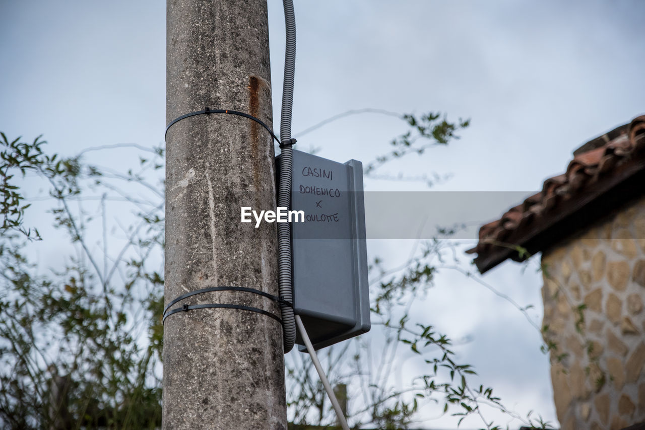 LOW ANGLE VIEW OF SIGN BOARD AGAINST SKY