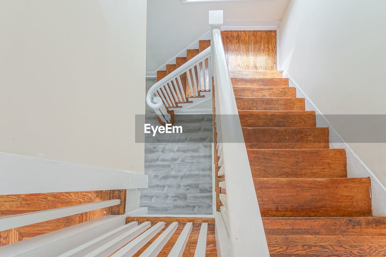 HIGH ANGLE VIEW OF EMPTY STAIRCASE AT HOME