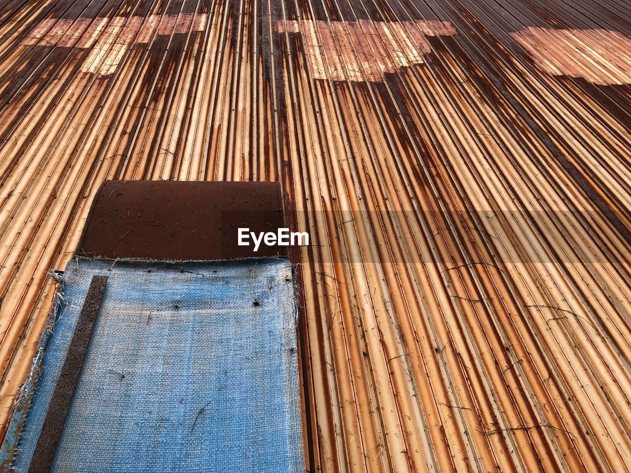 LOW ANGLE VIEW OF ROOF AGAINST SKY