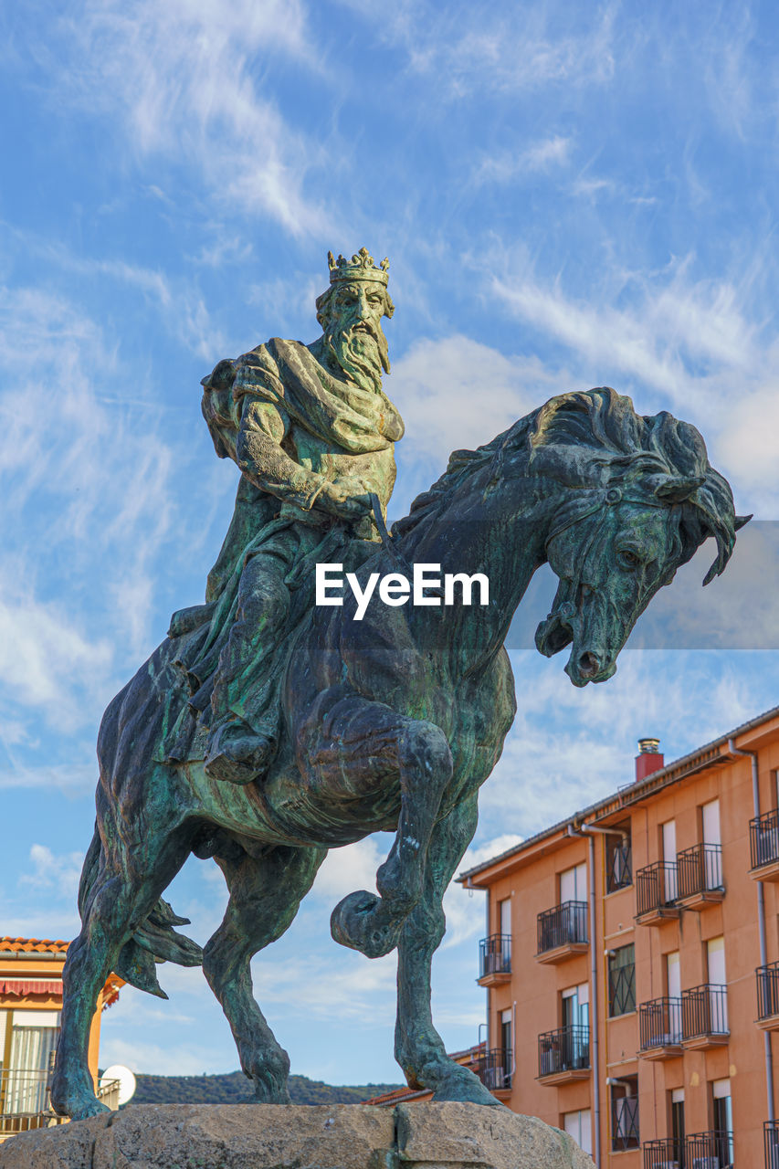 LOW ANGLE VIEW OF STATUE AGAINST SKY IN CITY