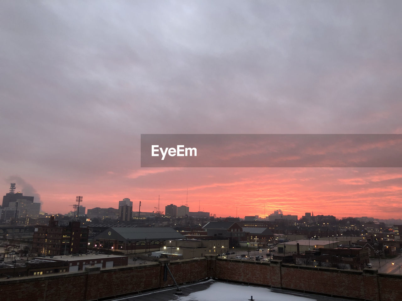 HIGH ANGLE VIEW OF BUILDINGS IN CITY AGAINST SKY