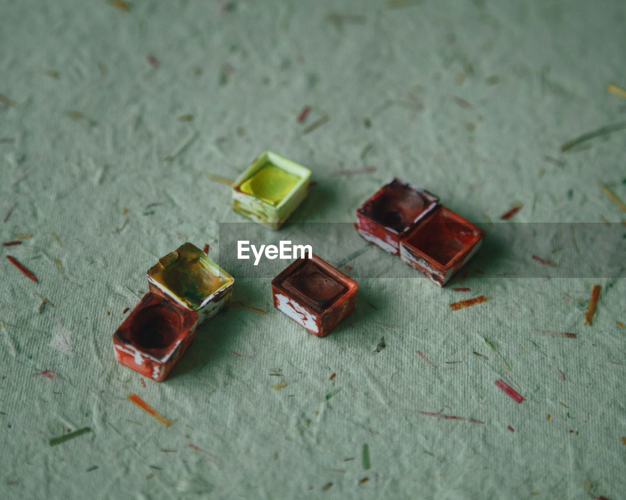 HIGH ANGLE VIEW OF COLORED PENCILS ON FLOOR AGAINST WHITE BACKGROUND