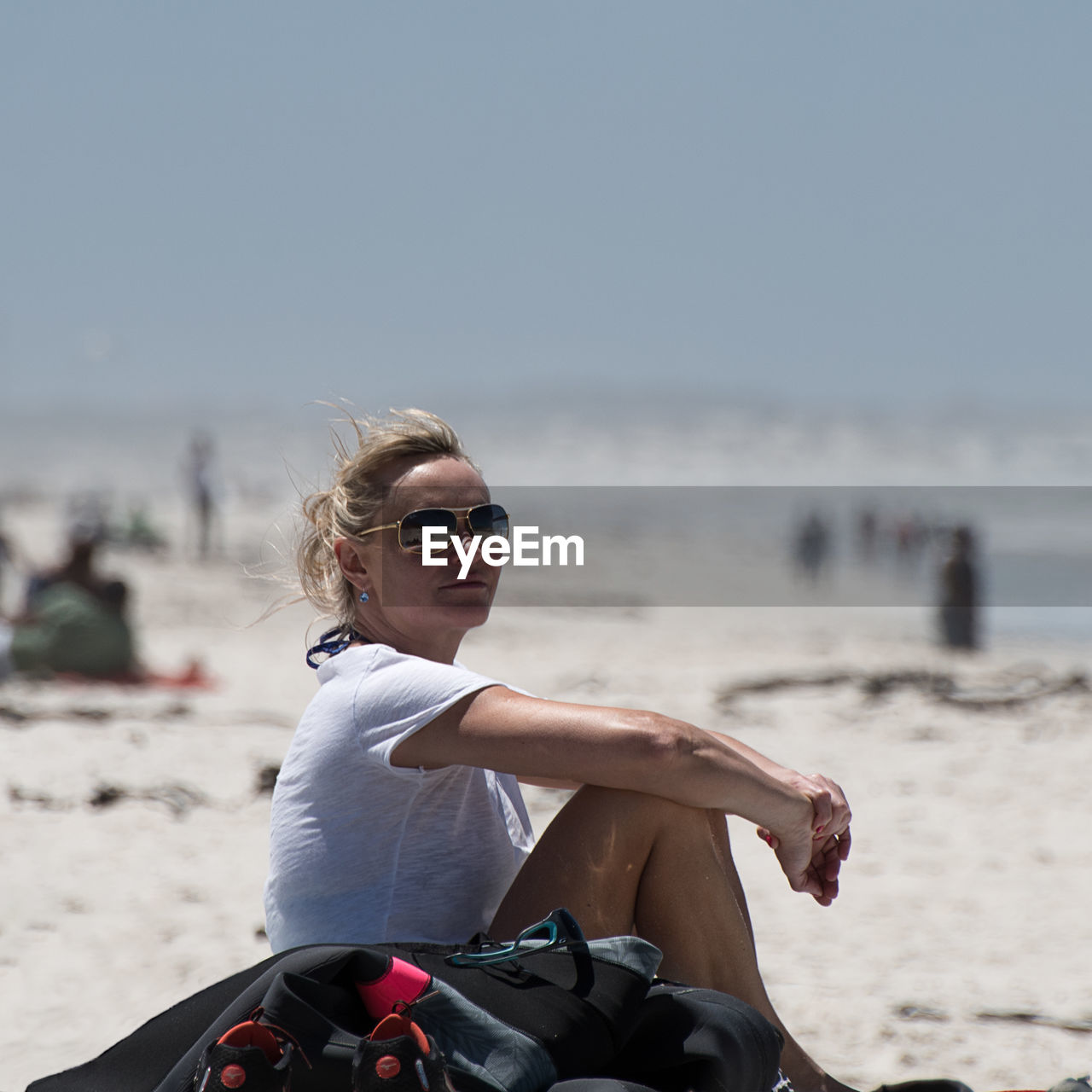 PORTRAIT OF MAN WEARING SUNGLASSES AT BEACH