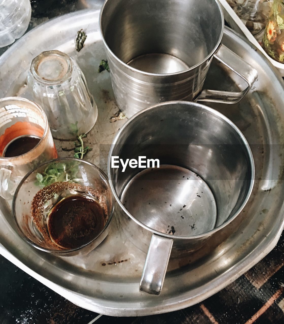 HIGH ANGLE VIEW OF MACHINE IN KITCHEN