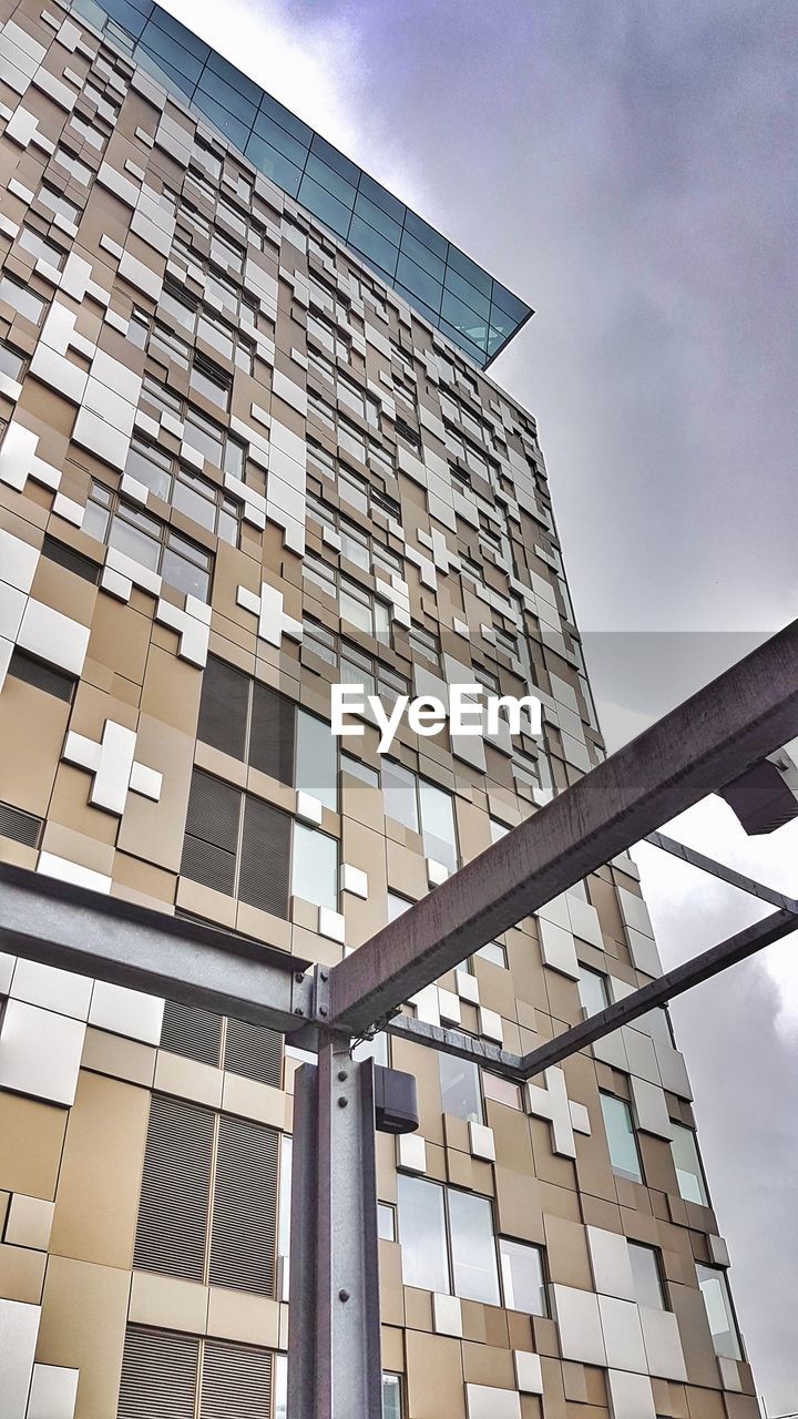 LOW ANGLE VIEW OF BUILDINGS AGAINST SKY