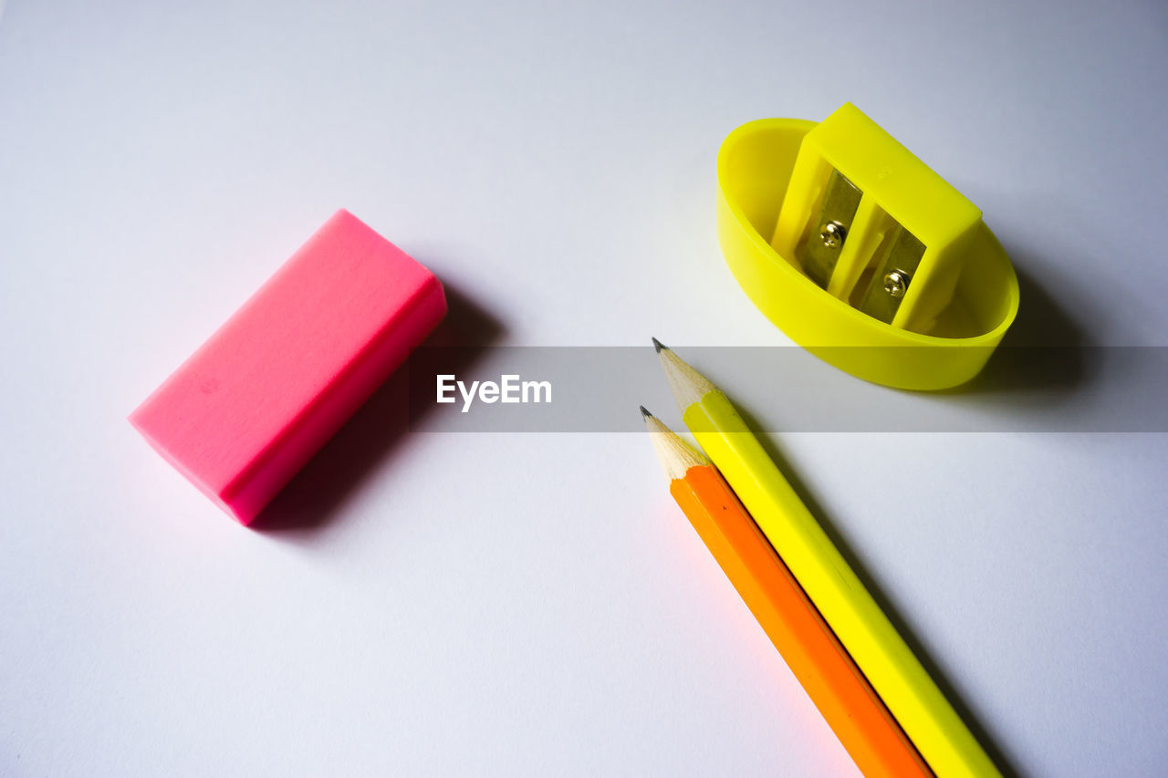 CLOSE-UP OF COLORED PENCILS