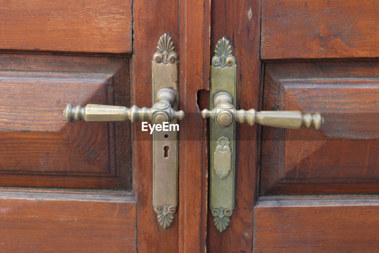 CLOSE-UP OF CLOSED METAL DOOR WITH HANDLE