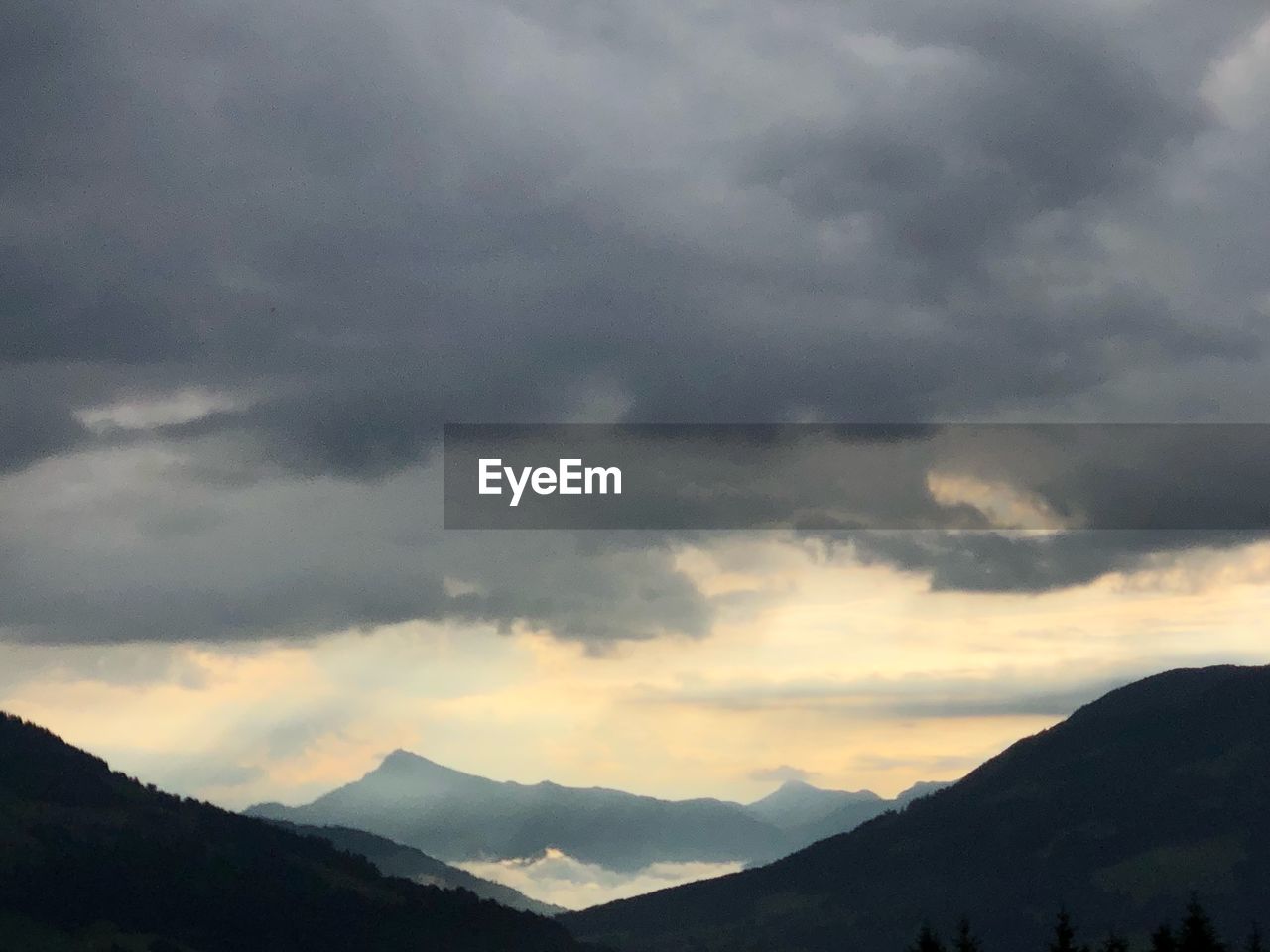 SCENIC VIEW OF SILHOUETTE MOUNTAINS AGAINST SKY