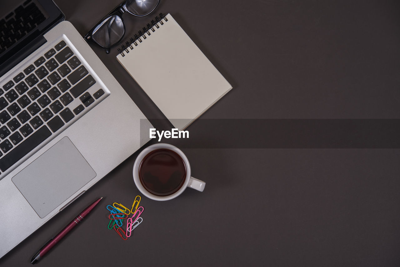 HIGH ANGLE VIEW OF COFFEE CUP ON TABLE AT HOME