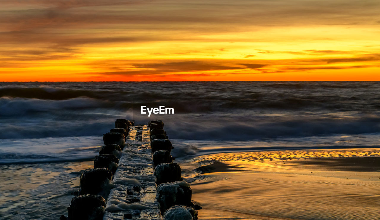 SCENIC VIEW OF DRAMATIC SKY OVER SEA