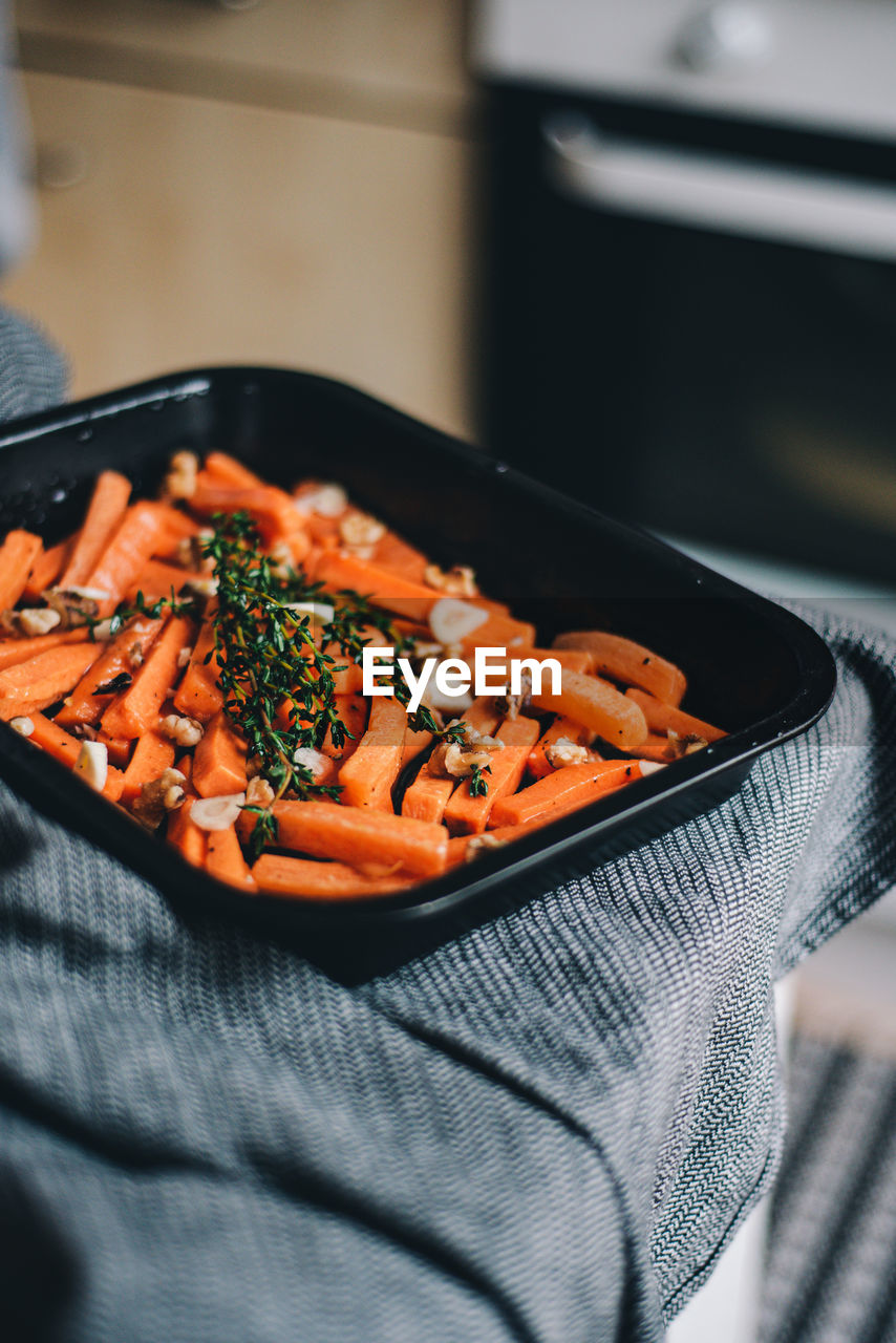 HIGH ANGLE VIEW OF FOOD IN TRAY